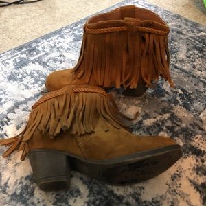 Kids fringe boots